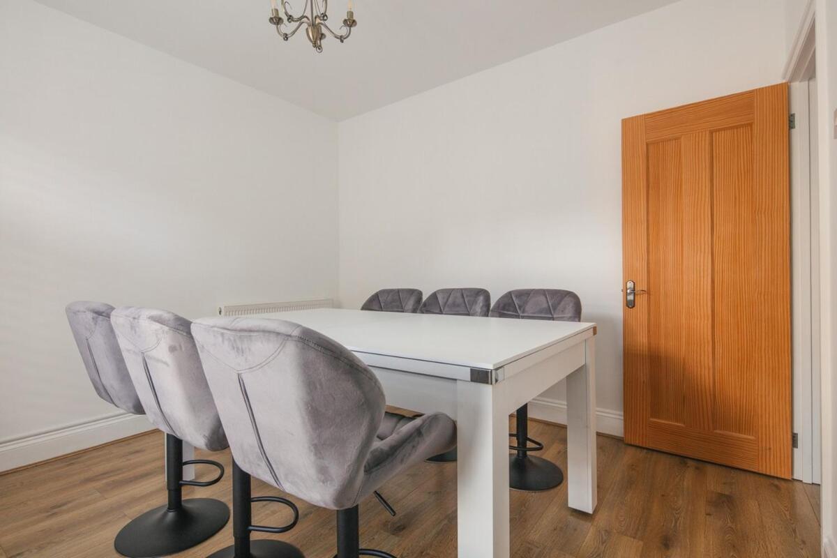 Spacious 3 Bedroom Home With Ps5 And Pool Table Near O2 Arena Canary Wharf And Elizabeth Line To Central Londra Dış mekan fotoğraf