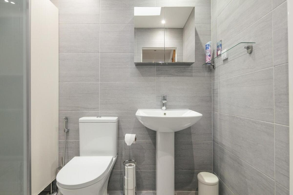 Spacious 3 Bedroom Home With Ps5 And Pool Table Near O2 Arena Canary Wharf And Elizabeth Line To Central Londra Dış mekan fotoğraf