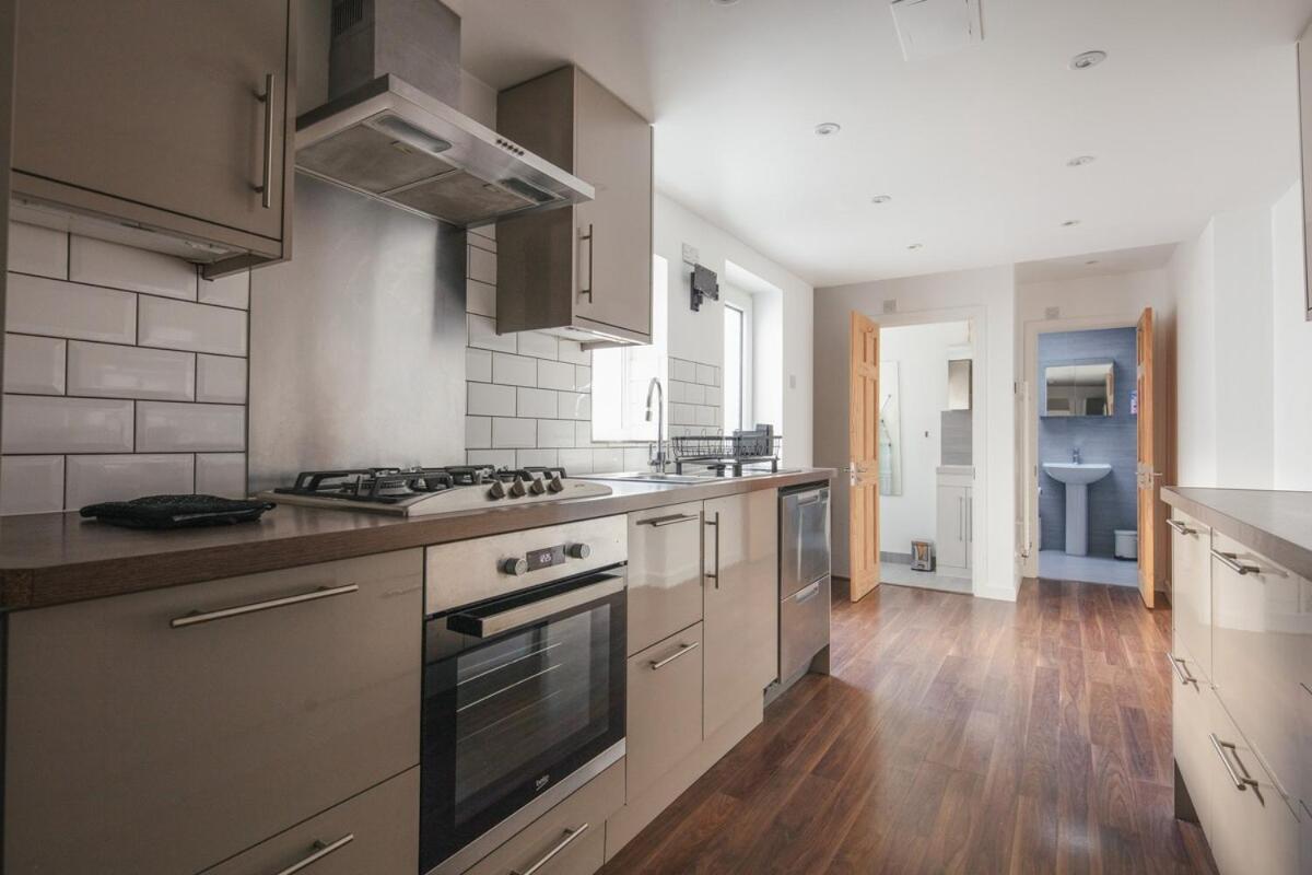 Spacious 3 Bedroom Home With Ps5 And Pool Table Near O2 Arena Canary Wharf And Elizabeth Line To Central Londra Dış mekan fotoğraf