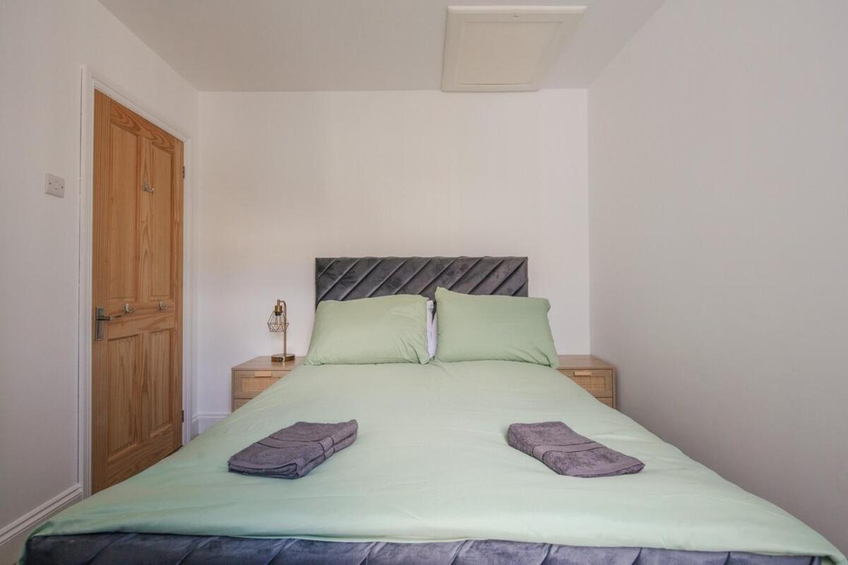 Spacious 3 Bedroom Home With Ps5 And Pool Table Near O2 Arena Canary Wharf And Elizabeth Line To Central Londra Dış mekan fotoğraf