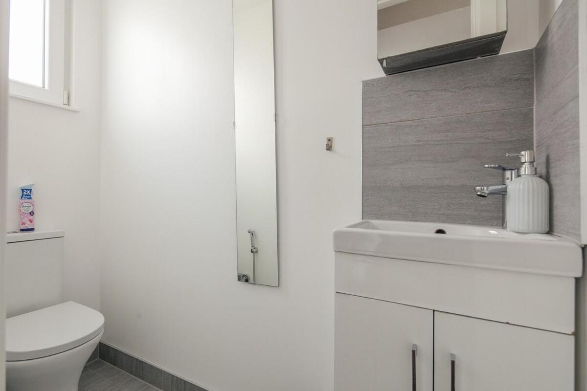 Spacious 3 Bedroom Home With Ps5 And Pool Table Near O2 Arena Canary Wharf And Elizabeth Line To Central Londra Dış mekan fotoğraf