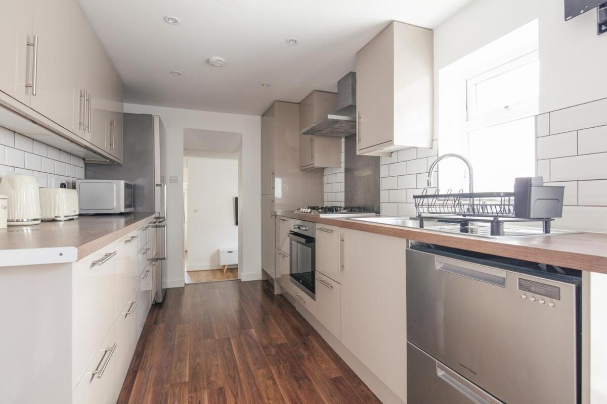 Spacious 3 Bedroom Home With Ps5 And Pool Table Near O2 Arena Canary Wharf And Elizabeth Line To Central Londra Dış mekan fotoğraf