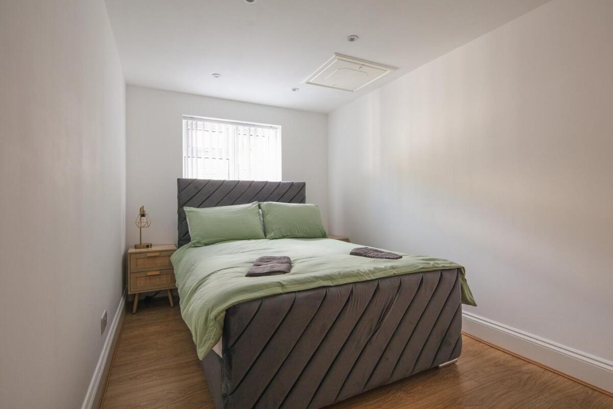 Spacious 3 Bedroom Home With Ps5 And Pool Table Near O2 Arena Canary Wharf And Elizabeth Line To Central Londra Dış mekan fotoğraf