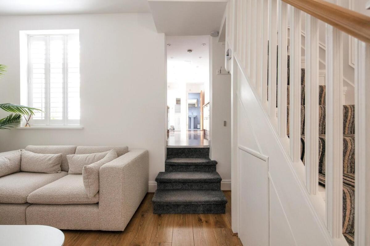 Spacious 3 Bedroom Home With Ps5 And Pool Table Near O2 Arena Canary Wharf And Elizabeth Line To Central Londra Dış mekan fotoğraf