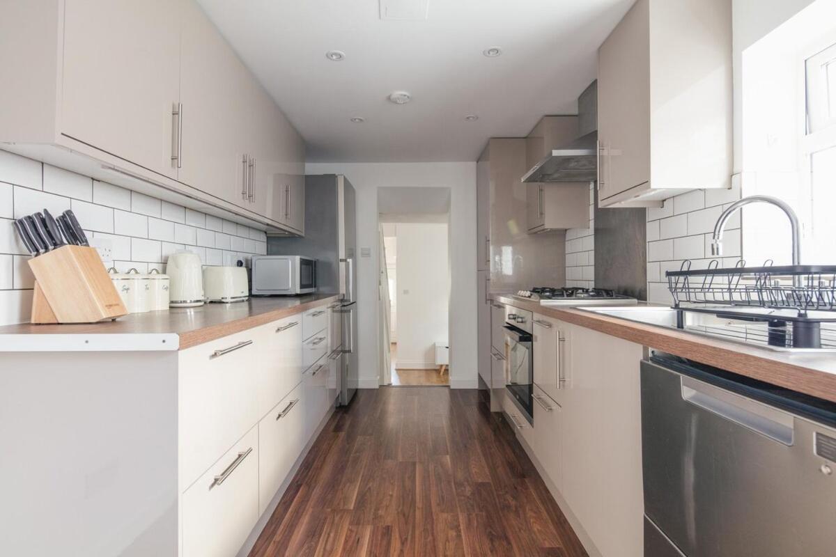 Spacious 3 Bedroom Home With Ps5 And Pool Table Near O2 Arena Canary Wharf And Elizabeth Line To Central Londra Dış mekan fotoğraf