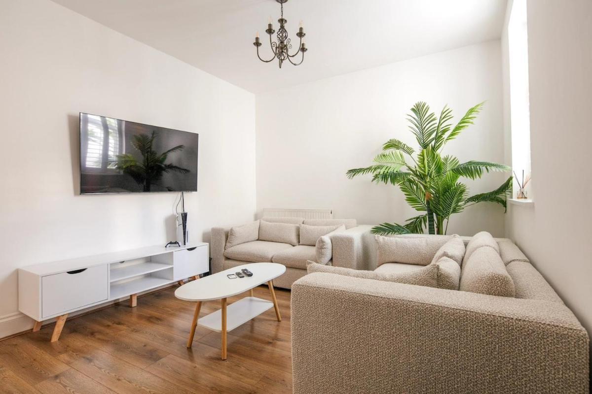 Spacious 3 Bedroom Home With Ps5 And Pool Table Near O2 Arena Canary Wharf And Elizabeth Line To Central Londra Dış mekan fotoğraf
